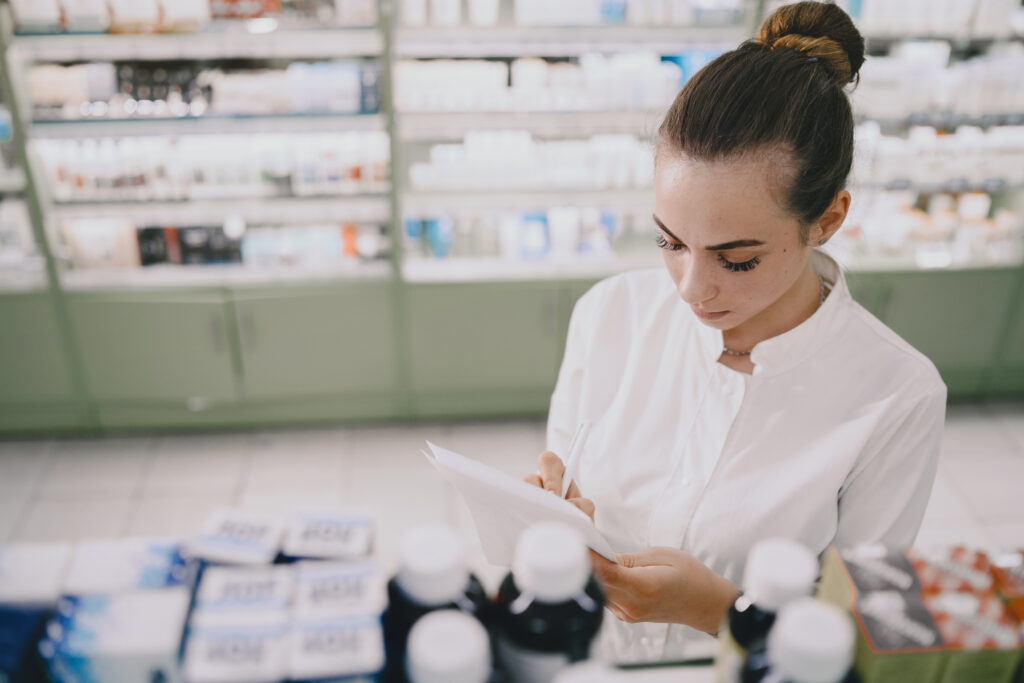 Alumna apuntando la toma de muestras en el laboratorio